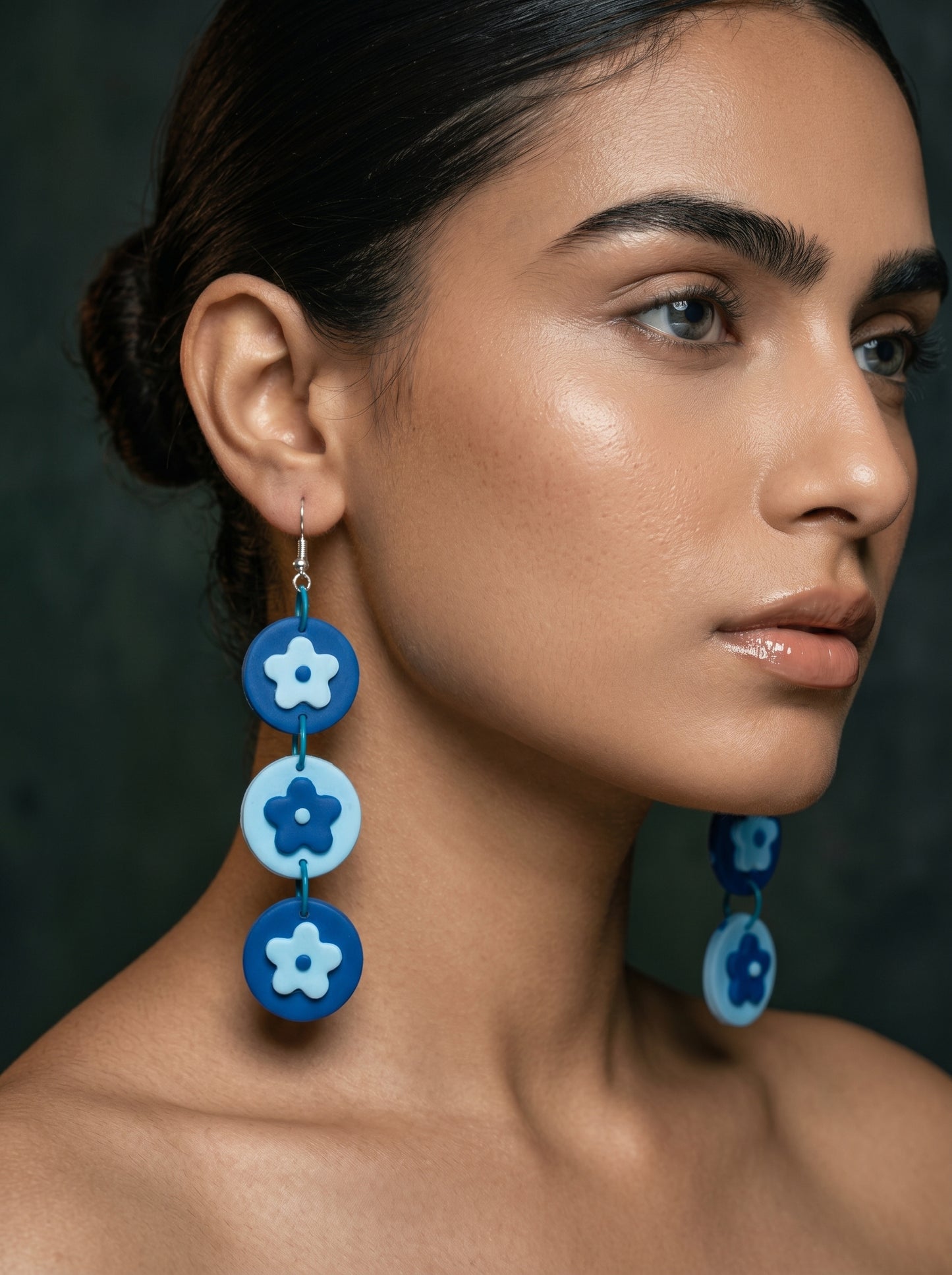Retro Blue Flower Dangle Earrings — Stacked Daisy Disc Drops